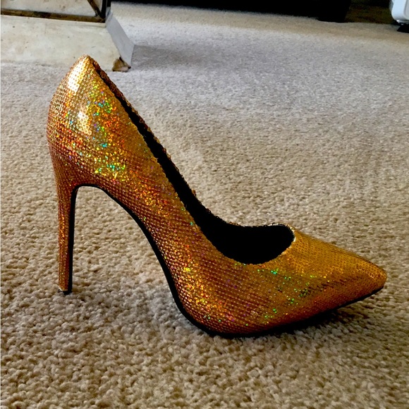 These beautiful sequins Gold shoes are so 🔥🔥👠 SOLD - Picture 1 of 1